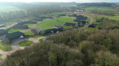 Birleşik Krallık 'taki önde gelen safkan yarış ahırı ve özel eğitim pistinin hava görüntüsü