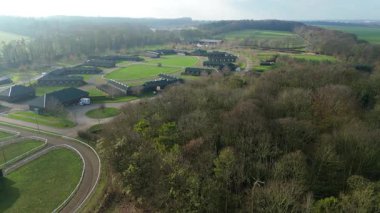 Birleşik Krallık 'taki önde gelen safkan yarış ahırı ve özel eğitim pistinin hava görüntüsü