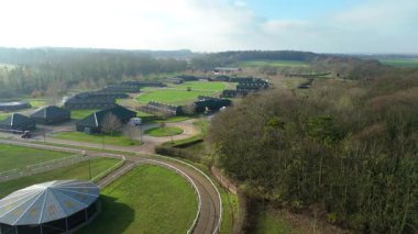 Birleşik Krallık 'taki önde gelen safkan yarış ahırı ve özel eğitim pistinin hava görüntüsü