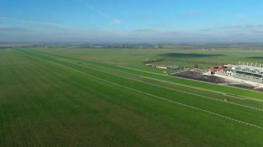 Suffolk, İngiltere 'deki tarihi Newmarket hipodromu tribünü ve Millennium standının havadan görünüşü