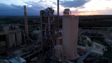 Büyük ölçekli üretim salonları ve lojistik kenetlenme alanlarının yer aldığı İngiltere 'deki büyük bir endüstriyel üretim tesisinin hava aracı görüntüsü.