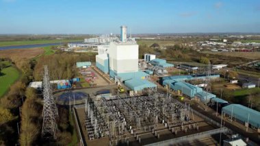 İngiltere 'deki büyük bir CCGT güç istasyonunun hava aracı görüntüsü, enerji üretimi için çoklu gaz türbin modülleri ve egzoz yığınları içeriyor.