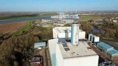 İngiltere 'deki büyük bir CCGT güç istasyonunun hava aracı görüntüsü, enerji üretimi için çoklu gaz türbin modülleri ve egzoz yığınları içeriyor.
