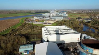 İngiltere 'deki büyük bir CCGT güç istasyonunun hava aracı görüntüsü, enerji üretimi için çoklu gaz türbin modülleri ve egzoz yığınları içeriyor.