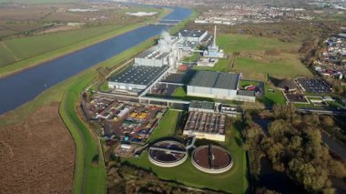 İngiltere 'deki büyük bir CCGT güç istasyonunun hava aracı görüntüsü, enerji üretimi için çoklu gaz türbin modülleri ve egzoz yığınları içeriyor.