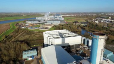 İngiltere 'deki büyük bir CCGT güç istasyonunun hava aracı görüntüsü, enerji üretimi için çoklu gaz türbin modülleri ve egzoz yığınları içeriyor.