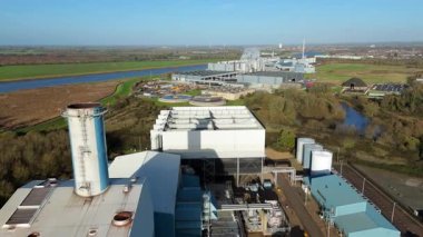 İngiltere 'deki büyük bir CCGT güç istasyonunun hava aracı görüntüsü, enerji üretimi için çoklu gaz türbin modülleri ve egzoz yığınları içeriyor.