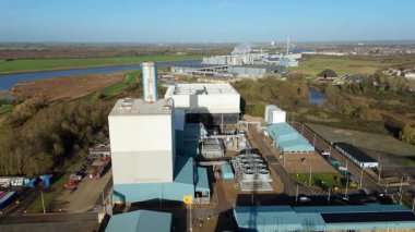 İngiltere 'deki büyük bir CCGT güç istasyonunun hava aracı görüntüsü, enerji üretimi için çoklu gaz türbin modülleri ve egzoz yığınları içeriyor.