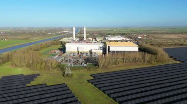 Birleşik Krallık 'taki Sutton Köprüsü güç kompleksinin hava aracı görüntüsü, doğalgazla çalışan CCGT tesisi ve güneş enerjisi tarlaları.