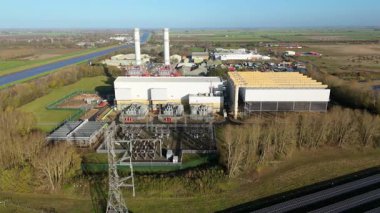 Birleşik Krallık 'taki Sutton Köprüsü güç kompleksinin hava aracı görüntüsü, doğalgazla çalışan CCGT tesisi ve güneş enerjisi tarlaları.