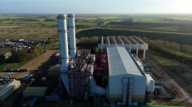 Birleşik Krallık 'taki Sutton Köprüsü güç kompleksinin hava aracı görüntüsü, doğalgazla çalışan CCGT tesisi ve güneş enerjisi tarlaları.