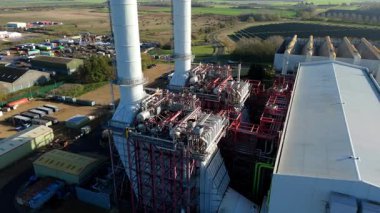 Birleşik Krallık 'taki Sutton Köprüsü güç kompleksinin hava aracı görüntüsü, doğalgazla çalışan CCGT tesisi ve güneş enerjisi tarlaları.