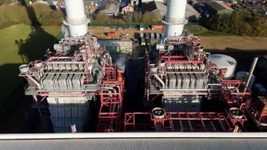 Birleşik Krallık 'taki Sutton Köprüsü güç kompleksinin hava aracı görüntüsü, doğalgazla çalışan CCGT tesisi ve güneş enerjisi tarlaları.