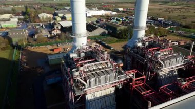 Birleşik Krallık 'taki Sutton Köprüsü güç kompleksinin hava aracı görüntüsü, doğalgazla çalışan CCGT tesisi ve güneş enerjisi tarlaları.