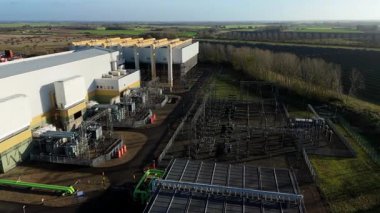 Birleşik Krallık 'taki Sutton Köprüsü güç kompleksinin hava aracı görüntüsü, doğalgazla çalışan CCGT tesisi ve güneş enerjisi tarlaları.