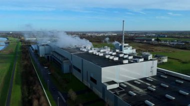 Büyük ölçekli üretim salonları ve lojistik kenetlenme alanlarının yer aldığı İngiltere 'deki büyük bir endüstriyel üretim tesisinin hava aracı görüntüsü.