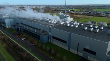 Büyük ölçekli üretim salonları ve lojistik kenetlenme alanlarının yer aldığı İngiltere 'deki büyük bir endüstriyel üretim tesisinin hava aracı görüntüsü.