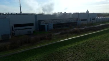 Büyük ölçekli üretim salonları ve lojistik kenetlenme alanlarının yer aldığı İngiltere 'deki büyük bir endüstriyel üretim tesisinin hava aracı görüntüsü.