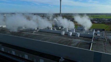 Büyük ölçekli üretim salonları ve lojistik kenetlenme alanlarının yer aldığı İngiltere 'deki büyük bir endüstriyel üretim tesisinin hava aracı görüntüsü.