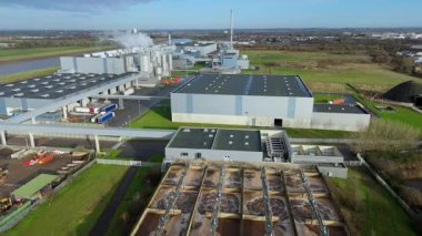 Büyük ölçekli üretim salonları ve lojistik kenetlenme alanlarının yer aldığı İngiltere 'deki büyük bir endüstriyel üretim tesisinin hava aracı görüntüsü.