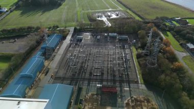 İngiltere 'deki büyük bir CCGT güç istasyonunun hava aracı görüntüsü, enerji üretimi için çoklu gaz türbin modülleri ve egzoz yığınları içeriyor.
