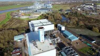 İngiltere 'deki büyük bir CCGT güç istasyonunun hava aracı görüntüsü, enerji üretimi için çoklu gaz türbin modülleri ve egzoz yığınları içeriyor.