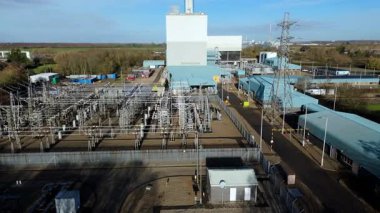 İngiltere 'deki büyük bir CCGT güç istasyonunun hava aracı görüntüsü, enerji üretimi için çoklu gaz türbin modülleri ve egzoz yığınları içeriyor.