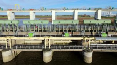 İngiltere 'nin kırsal kesiminde su yönetimi için büyük bir endüstriyel atık kapağı yapısı ve sel engellerinin hava aracı görüntüsü.