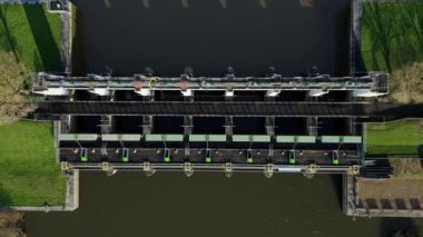 İngiltere 'nin kırsal kesiminde su yönetimi için büyük bir endüstriyel atık kapağı yapısı ve sel engellerinin hava aracı görüntüsü.