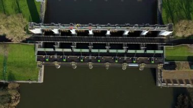 İngiltere 'nin kırsal kesiminde su yönetimi için büyük bir endüstriyel atık kapağı yapısı ve sel engellerinin hava aracı görüntüsü.