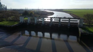 İngiltere 'nin kırsal kesiminde su yönetimi için büyük bir endüstriyel atık kapağı yapısı ve sel engellerinin hava aracı görüntüsü.