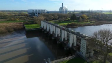 İngiltere 'nin kırsal kesiminde su yönetimi için büyük bir endüstriyel atık kapağı yapısı ve sel engellerinin hava aracı görüntüsü.