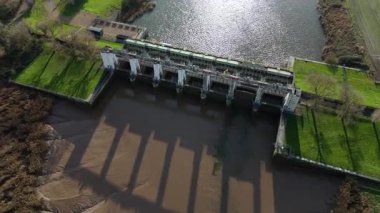 İngiltere 'nin kırsal kesiminde su yönetimi için büyük bir endüstriyel atık kapağı yapısı ve sel engellerinin hava aracı görüntüsü.