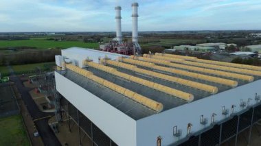 Birleşik Krallık 'taki Sutton Köprüsü güç kompleksinin hava aracı görüntüsü, doğalgazla çalışan CCGT tesisi ve güneş enerjisi tarlaları.