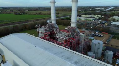 Birleşik Krallık 'taki Sutton Köprüsü güç kompleksinin hava aracı görüntüsü, doğalgazla çalışan CCGT tesisi ve güneş enerjisi tarlaları.