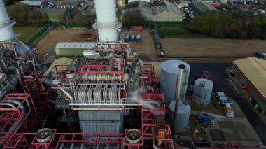 Birleşik Krallık 'taki Sutton Köprüsü güç kompleksinin hava aracı görüntüsü, doğalgazla çalışan CCGT tesisi ve güneş enerjisi tarlaları.