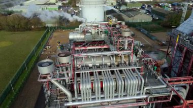 Birleşik Krallık 'taki Sutton Köprüsü güç kompleksinin hava aracı görüntüsü, doğalgazla çalışan CCGT tesisi ve güneş enerjisi tarlaları.