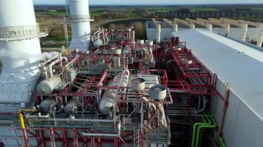 Birleşik Krallık 'taki Sutton Köprüsü güç kompleksinin hava aracı görüntüsü, doğalgazla çalışan CCGT tesisi ve güneş enerjisi tarlaları.