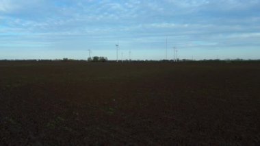 Genişleyen bir İngiliz rüzgar çiftliğinin hava aracı görüntüsü, ulusal şebeke için sürdürülebilir elektrik üreten devasa türbinler içeriyor..