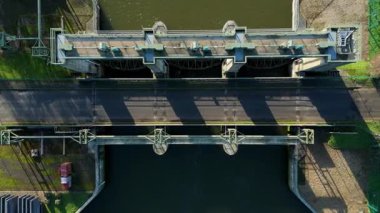 İngiltere 'nin kırsal kesiminde su yönetimi için büyük bir endüstriyel atık kapağı yapısı ve sel engellerinin hava aracı görüntüsü.