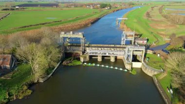 İngiltere 'nin kırsal kesiminde su yönetimi için büyük bir endüstriyel atık kapağı yapısı ve sel engellerinin hava aracı görüntüsü.