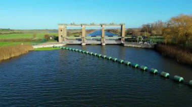 İngiltere 'nin kırsal kesiminde su yönetimi için büyük bir endüstriyel atık kapağı yapısı ve sel engellerinin hava aracı görüntüsü.