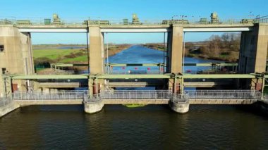 İngiltere 'nin kırsal kesiminde su yönetimi için büyük bir endüstriyel atık kapağı yapısı ve sel engellerinin hava aracı görüntüsü.