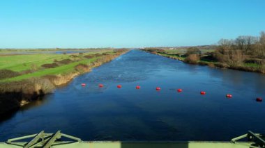 İngiltere 'nin kırsal kesiminde su yönetimi için büyük bir endüstriyel atık kapağı yapısı ve sel engellerinin hava aracı görüntüsü.