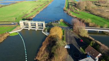 İngiltere 'nin kırsal kesiminde su yönetimi için büyük bir endüstriyel atık kapağı yapısı ve sel engellerinin hava aracı görüntüsü.