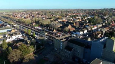 Büyük ölçekli üretim salonları ve lojistik kenetlenme alanlarının yer aldığı İngiltere 'deki büyük bir endüstriyel üretim tesisinin hava aracı görüntüsü.