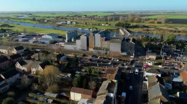 Büyük ölçekli üretim salonları ve lojistik kenetlenme alanlarının yer aldığı İngiltere 'deki büyük bir endüstriyel üretim tesisinin hava aracı görüntüsü.