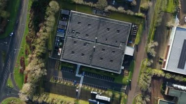 Geniş harici soğutma üniteleri ve yapay zeka için kritik altyapıya sahip büyük bir Birleşik Krallık veri merkezinin hava aracı görüntüsü.