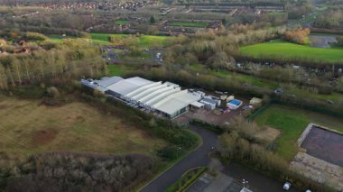 Geniş harici soğutma üniteleri ve yapay zeka için kritik altyapıya sahip büyük bir Birleşik Krallık veri merkezinin hava aracı görüntüsü.