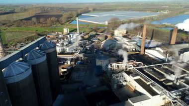 Norfolk 'ta büyük bir endüstriyel şeker rafinerisini belgeleyen sinematik insansız hava aracı görüntüleri, büyük ölçekli silolar ve ağır üretim altyapısı içeriyor..